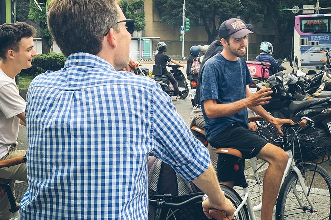 4-Hour Morning Cycling City Tour (incl. breakfast) - Dihua Street and the old trading city