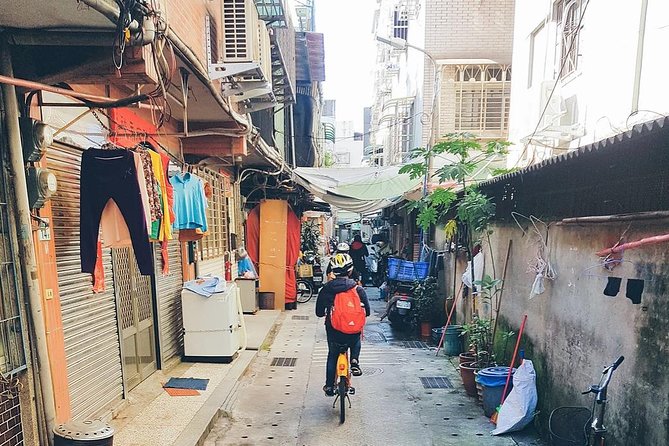 4-Hour Morning Cycling City Tour (incl. breakfast) - Taipei Xia Hai City God Temple and a tea break
