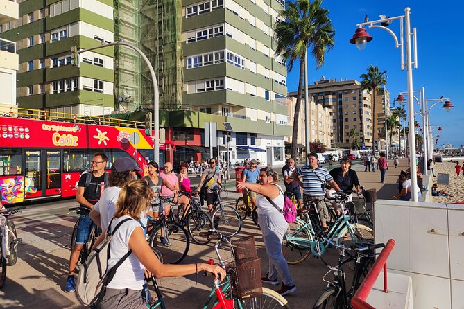 A private stroll cycling around Cádiz + bike rental - Passing through Puerta de Tierra