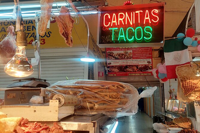 A safe bike ride through culture and taste - Mercado de Medellín: one hour among food and daily life