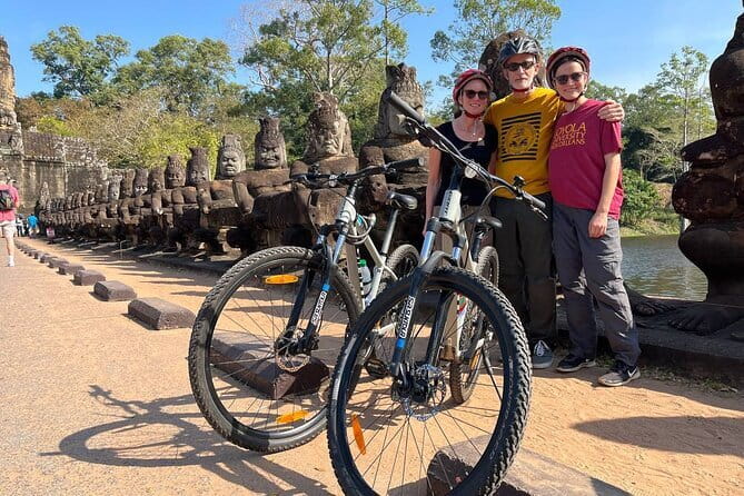 Angkor Wat Cycling Tour - Angkor Wat: start with the masterpiece