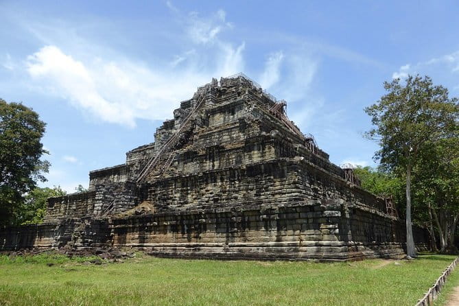 Angkor Wat Cycling Tour - Angkor Thom’s East Gate and the final ride