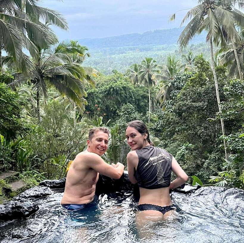 Bali: Sidemen Valley Cycling Tour with Gembleng Waterfall - Riding through Sidemen’s rice terraces