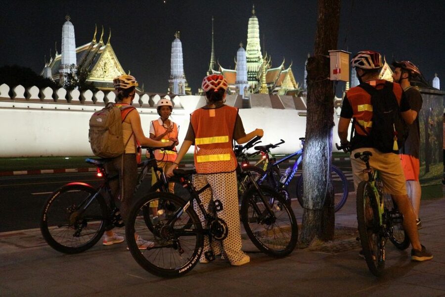 Bangkok: Night Bike Ride and Dinner at a Local Restaurant - The first ride through Thonburi