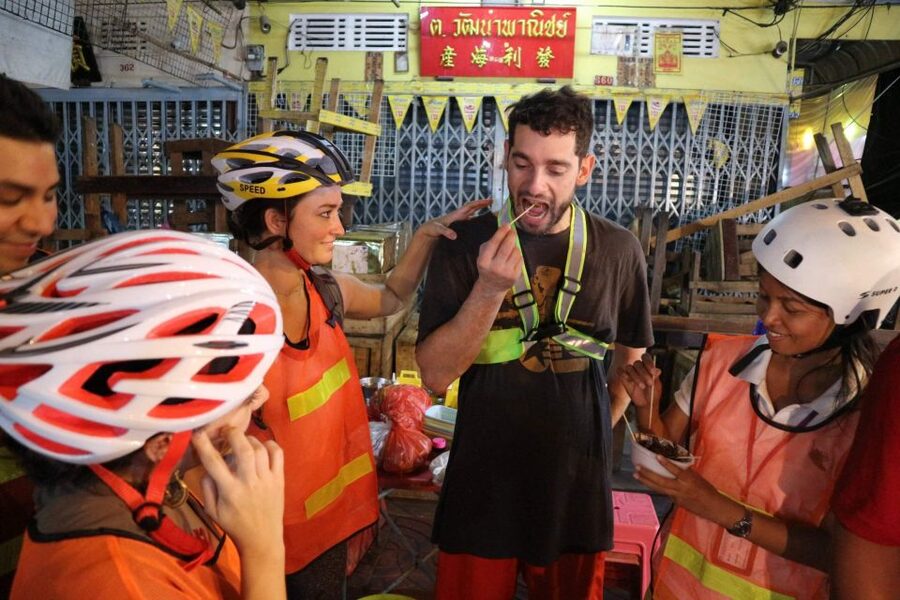 Bangkok: Night Bike Ride and Dinner at a Local Restaurant - The ride back through Bangkok’s back streets