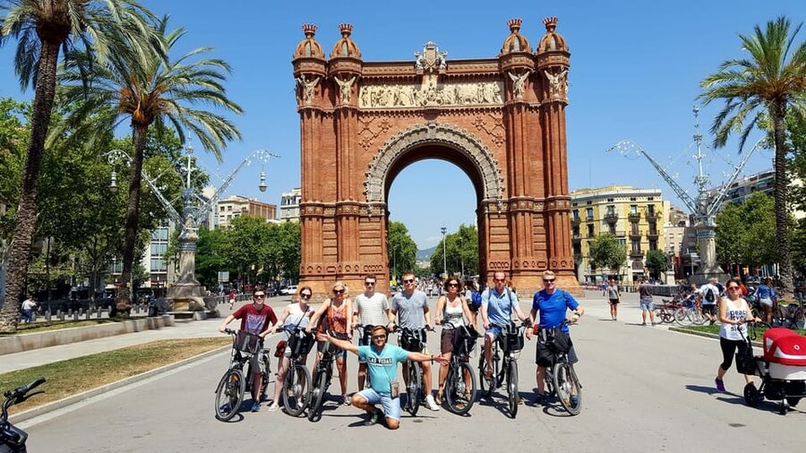 Barcelona: Coastline E-Bike and Wine Tasting Tour - Returning by train with the bikes