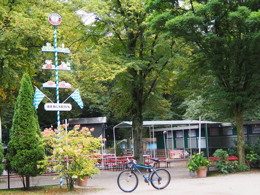 Celebs, Waterfronts and Nature Cycle Tour - Stadtpark adds the planetarium, Stadtparksee, and Liebesinsel