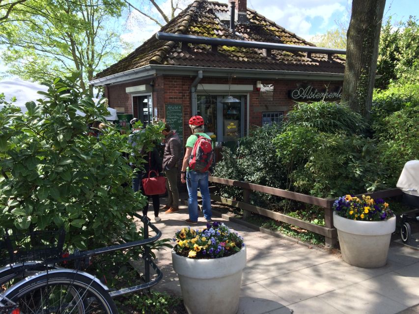 Celebs, Waterfronts and Nature Cycle Tour - Uhlenhorst brings the Blue Mosque and a fresh skyline angle