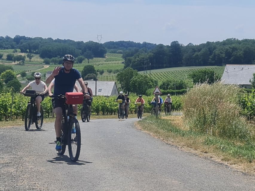 Chateaux de la Loire cycling ! - A picnic beneath the trees