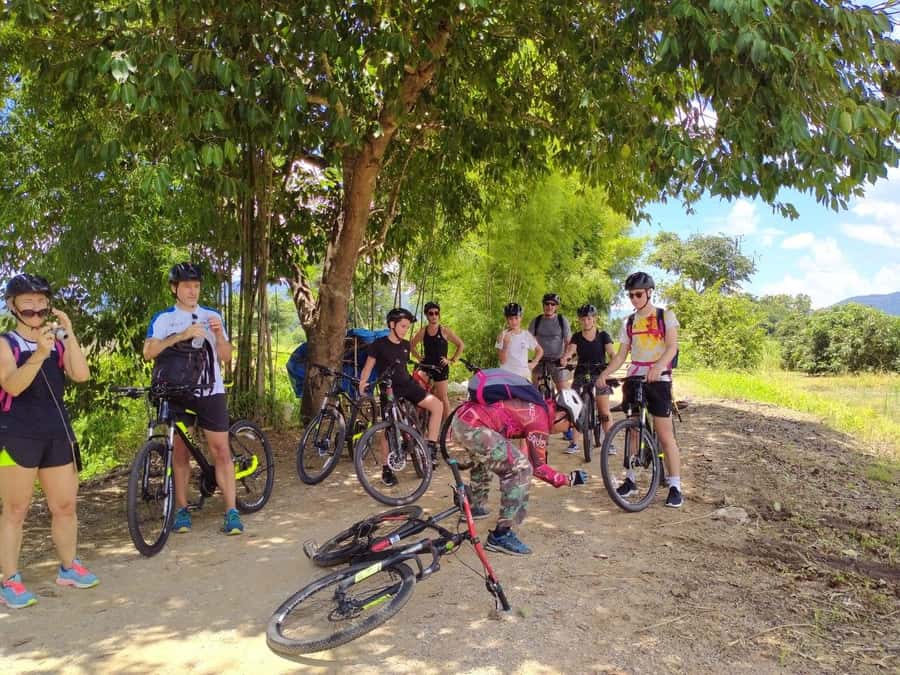 Chiang Mai: 25km Leisure Mountain Biking & Jungle Kayaking - A market stop with local snacks