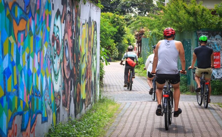 Chiang Mai: Half-Day Old Town Cycling Tour - Snacks, refreshments, and the included lunch