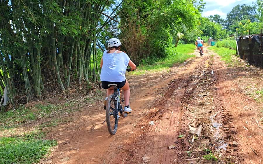 Chiang Mai: Sticky waterfall, lake kayak and cycling tour - Thai lunch on a floating cottage
