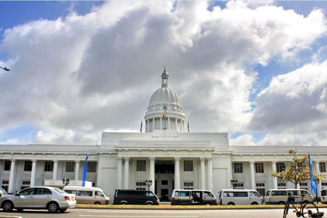 City Highlights Cycle Tour of Colombo - Galle Face Green and the Indian Ocean
