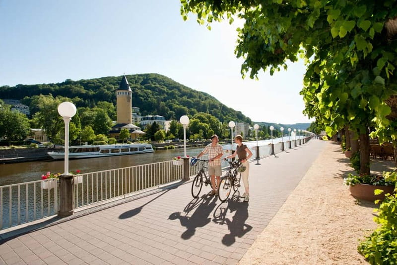 Cochem: Bike and Boat Tour with Picnic and Wine Tasting - A picnic beside the river