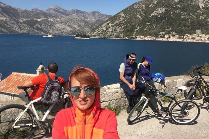 Cycling and hiking short tour through the bay of Kotor - Hiking through chestnut woods to the old village