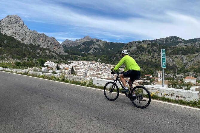 Cycling - Las Palomas Pass - Easy to Moderate Difficulty - The 4-kilometer climb to Las Palomas Pass