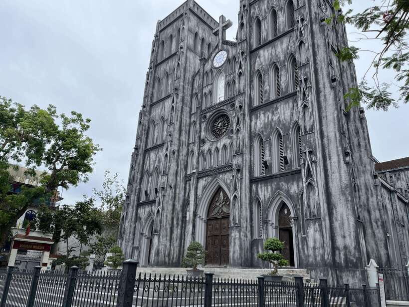 Cycling Through Hanoi: Old Quarter Pagodas & Red River Delta - Train Street and the Old Quarter