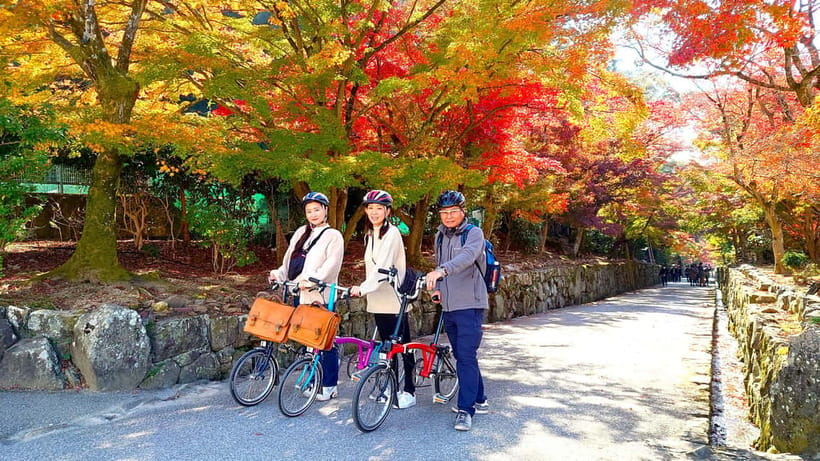 Cycling Tour at Uji's Matcha Green Tea Fields and Heritage - Meeting the guide beside the tea-jar post