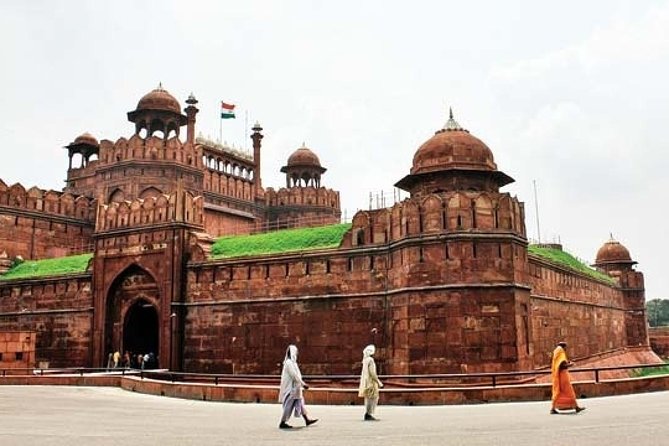 Delhi Rickshaw Tour: Explore Old Delhi Hertiage by Cycle Rickshaw - Walking through Sikh history at Gurudwara Sis Ganj Sahib
