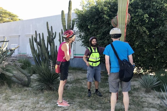 Desert Mountain Biking, fun and easy. - Entering the old town and Plaza Mijares