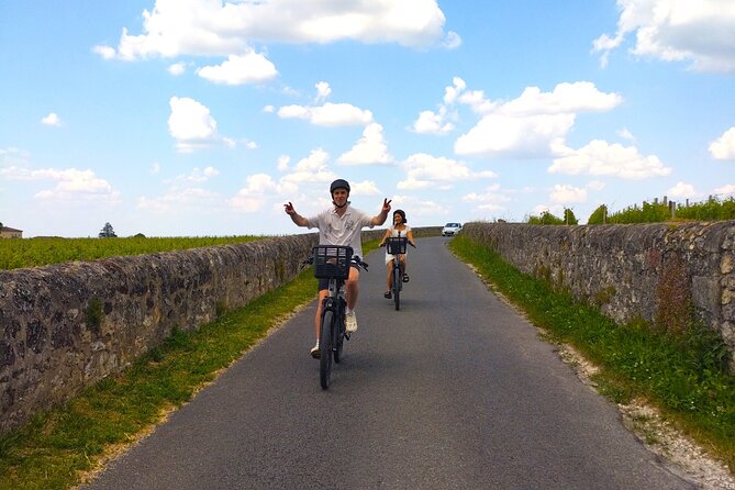 E-bike trip : From Bordeaux to Saint-Emilion with picnic lunch - The final ride into Saint-Émilion