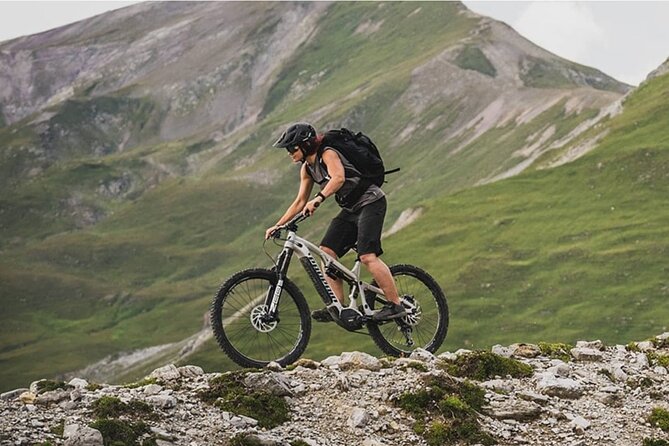 E mountain bike tour - Learning the bike before the climb