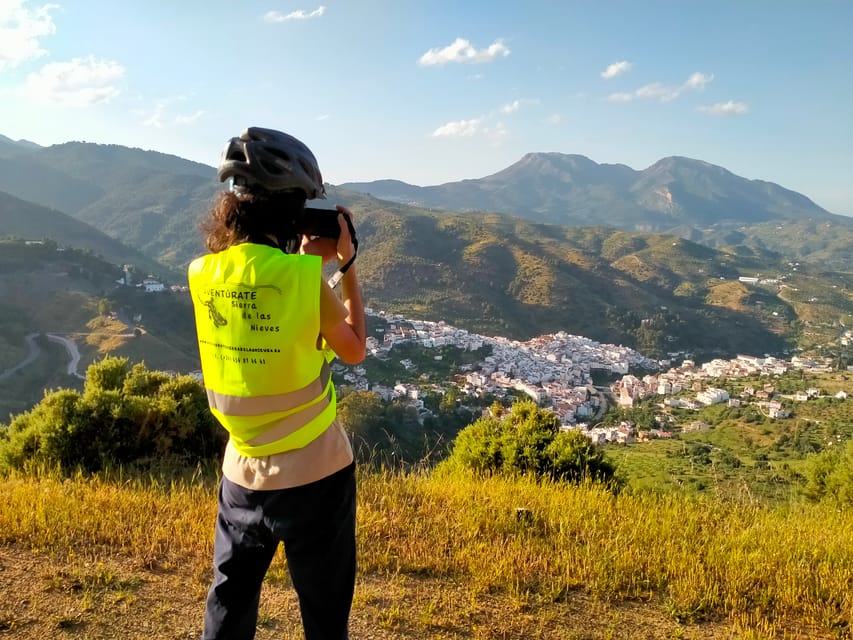 Electric mountain bike in Sierra de las Nieves national park - Getting comfortable on the e-bike before the climb