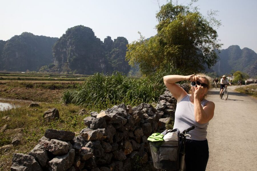 From Hanoi: Hoa Lu & Tam Coc with Buffet lunch & Cycling - Lunch in Tam Coc