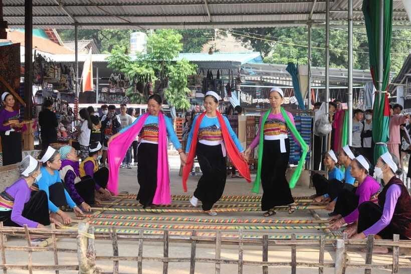 From Hanoi: Mai Chau Valley Day Trip with Cycling - Pom Coong and Na Phon village visits