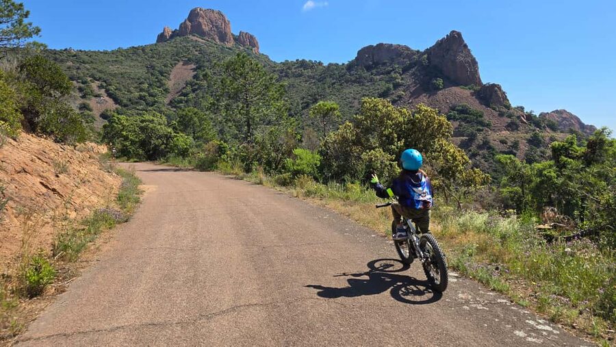 Guided electric mountain bike tour of the Estérel Massif - Riding through the Estérel forest