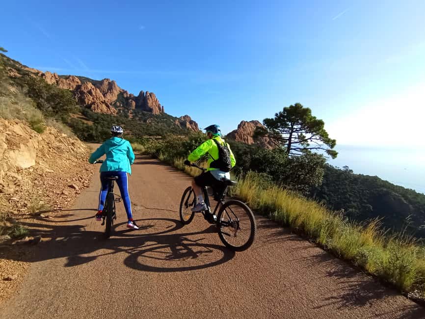 Guided electric mountain bike tour of the Estérel Massif - Meeting at Agay Pizza and getting ready