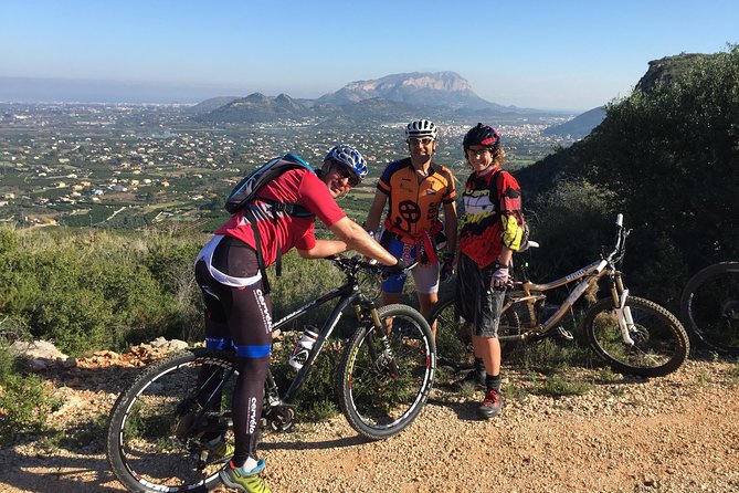 Guided mountain bike route - "Pata Negra" Tour - A terrace-bar stop for coffee or a snack