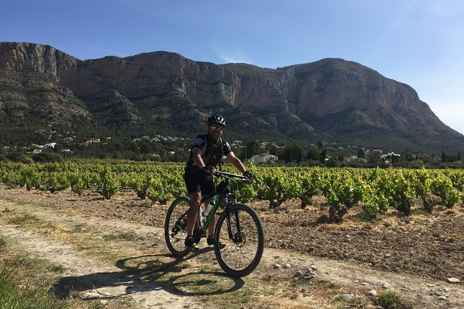Guided mountain bike route - "Pata Negra" Tour - Guide Samuel’s role in the experience
