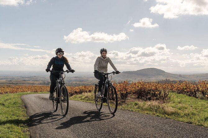 Guided tour of Beaujolais by electric bike and wine tasting - Meeting Aurélien in Charentay