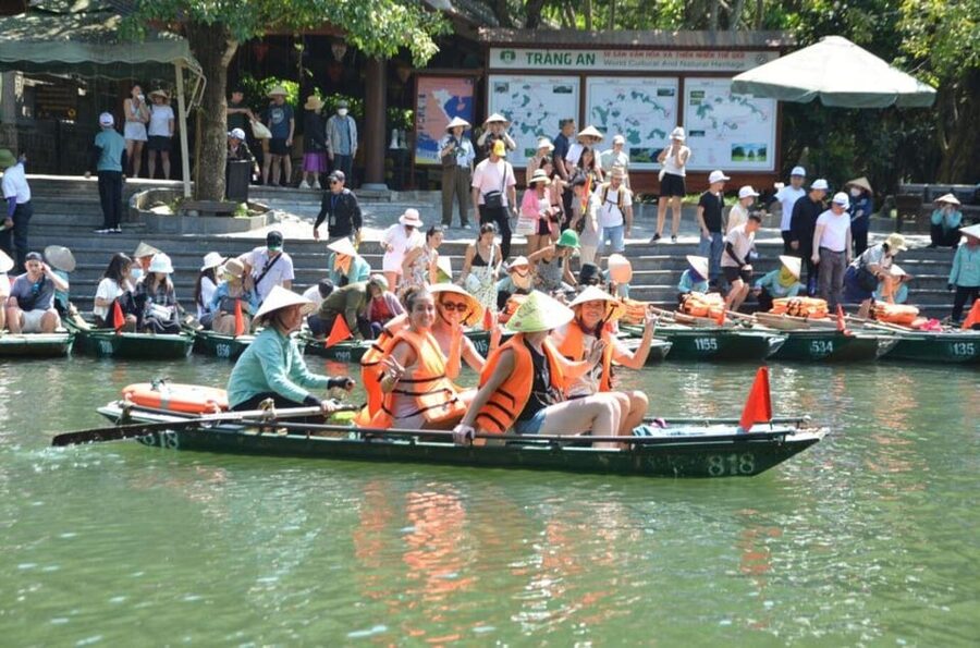 Ha Noi: HOA LU-TAM COC-MUA CAVE ,Buffet Lunch & Cycling - Tam Coc by bamboo boat