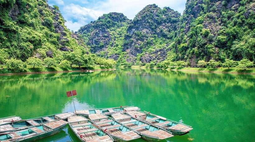 Hanoi: Ninh Binh, Tam Coc, Mua Cave & Hoa Lu with cycling - Leaving Hanoi and reaching Hoa Lu