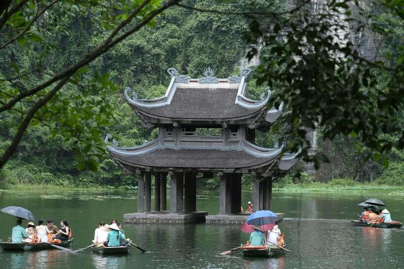 Hanoi:Ninh Binh-Trang An-Mua Cave-Hoa Lu&Cycling BEST SELLER - Entering the Trang An Cave System by Boat