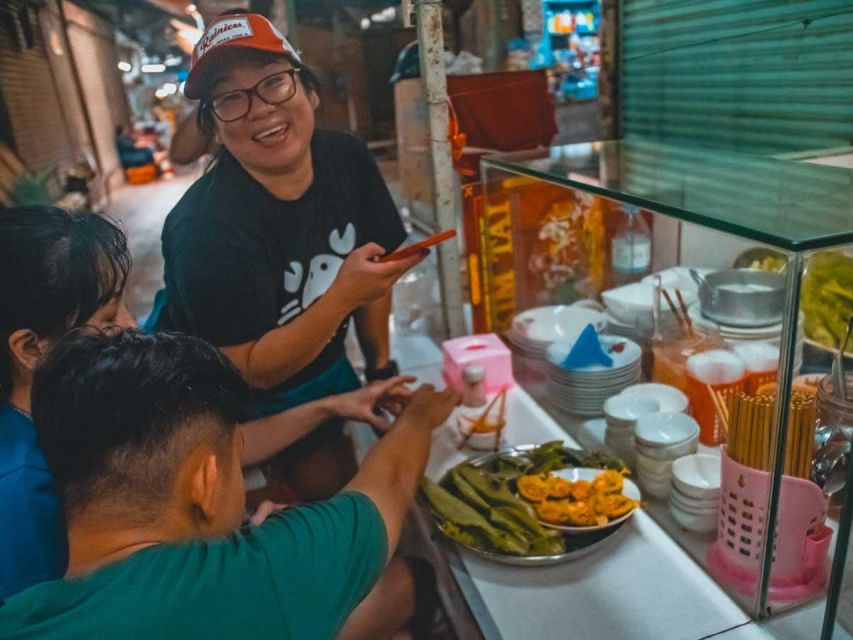 Ho Chi Minh City: Street Foodie Night Cycling Tour - District 4: a closer look at local evening life