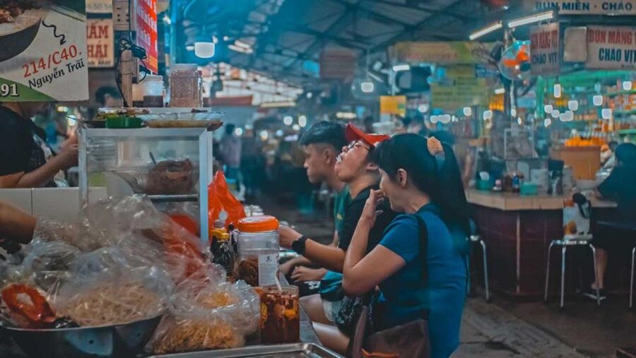 Ho Chi Minh City: Street Foodie Night Cycling Tour - District 10: the longest food stop