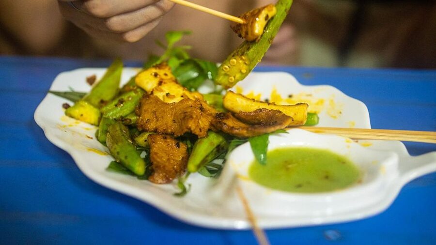 Ho Chi Minh City: Street Foodie Night Cycling Tour - Returning through District 1