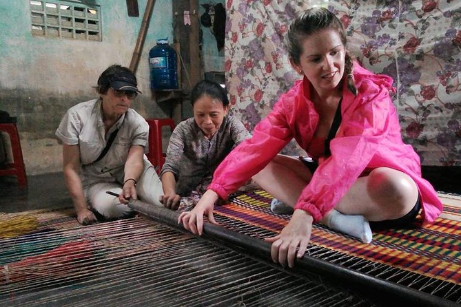 Hoi An Countryside bike tour to Kim Bong village - Weaving mats and making a bamboo basket boat