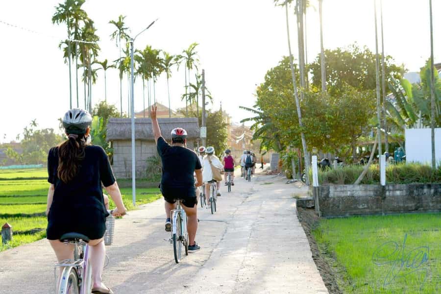Hoi An Countryside Bike Tour- Tra Que Village & Basket Boat - Tra Que Vegetable Village and the farming stop