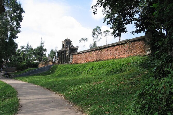 Hue: Thuy Bieu Village Cycling Half-day Tour - Riding the bamboo-lined lanes of Thuy Bieu