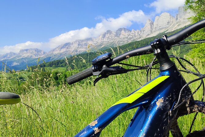 Immersive mountain bike adventure around Mont-Aiguille (Vercors) - Riding toward Mont-Aiguille in the Trièves