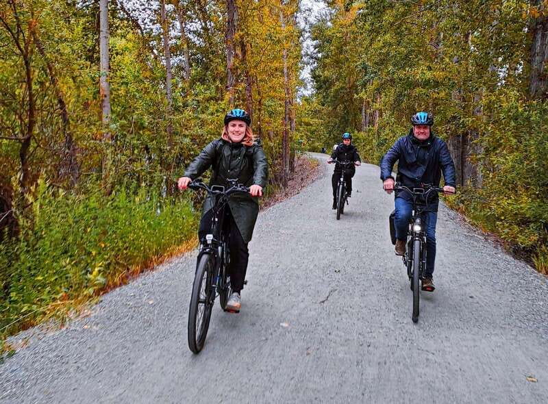 Kelowna: E-Bike Ride and Axe Throwing Adventure - From the Sails statue to the Rails with Trails route