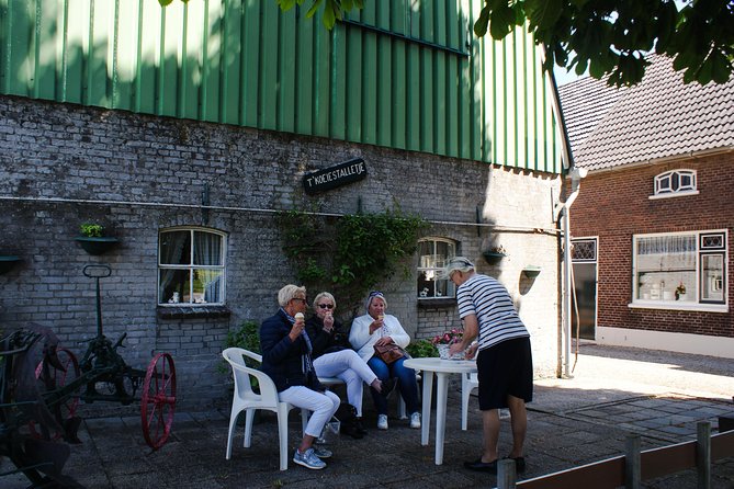 Kinderdijk Area Cycling Tour - A local cheese stop, with one Sunday catch