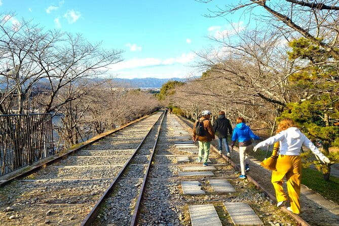 Kyoto: Higashiyama Slow Cycling Tour along the quiet waterfront - Why a slow bicycle ride works so well in Kyoto