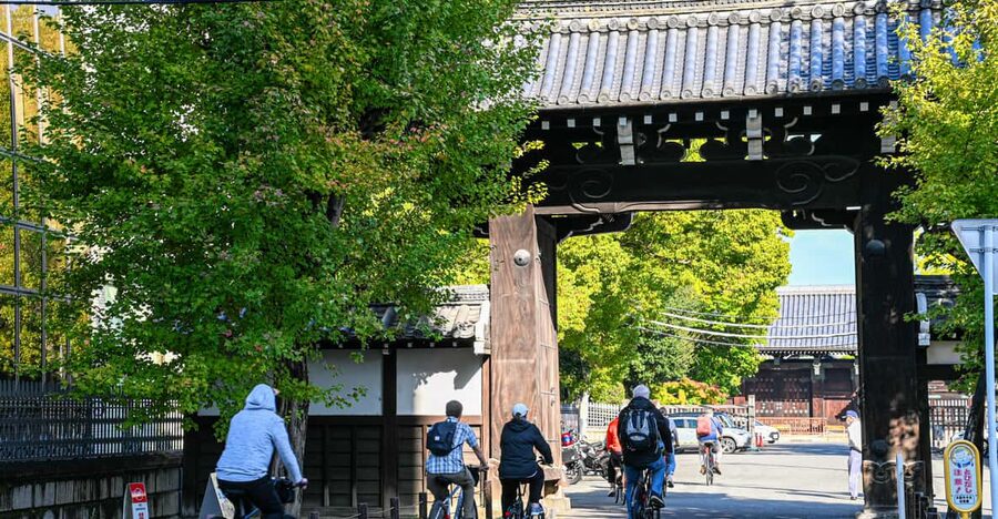 Kyoto: North Kyoto Guided Cycling Tour with Lunch - Nishi Honganji, a calm first temple stop