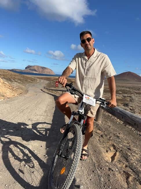 LA GRACIOSA: Bike rental MOUNTAIN BIKES - Starting toward Playa de las Conchas