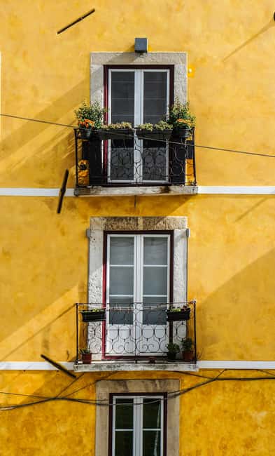 Lisbon: E-Bike Adventure to Belém with Pastel Tasting - Guides, group size, and the feel of the ride